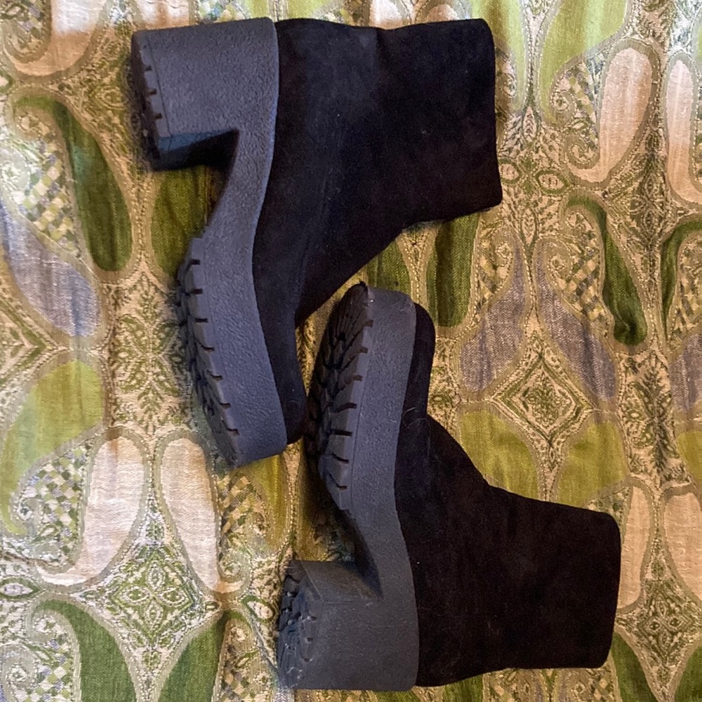 Womens US size 10 high heeled Charles David black boots.